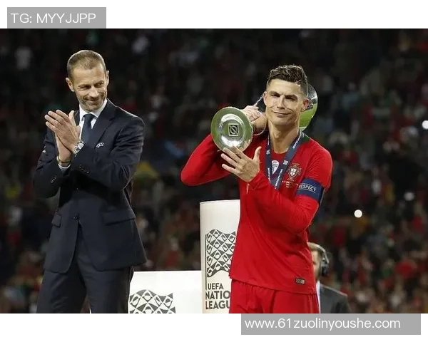 荣耀时刻提着奖杯的足球明星展现无与伦比的风采与激情 荣耀时刻提着奖杯的足球明星展现无与伦比的风采与激情