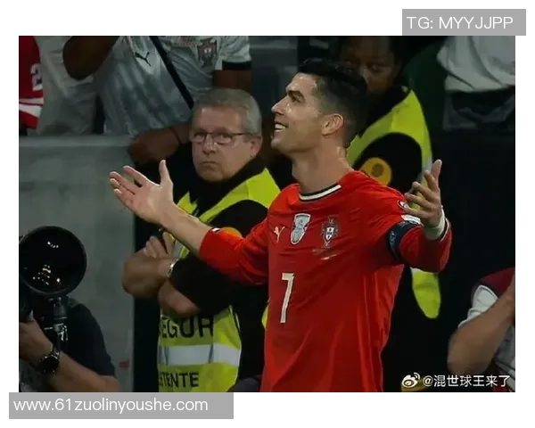 足球明星们在社交媒体上热议C罗的表现与影响力